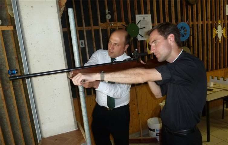 Kaplan Peter Zillgen schießt die Krone ab.