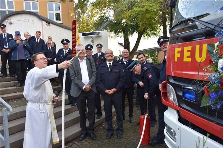 Kaplan Stephan Wirgowski segnete mit Kübelspritze die Feuerwehrfahrzeuge.