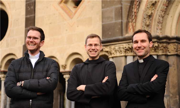 Kaplan Thomas Hufschmidt aus Sinzig, Kaplan Peter Zillgen aus Mendig und Pater Philipp Meyer OSB aus Maria Laach zeichnen verantwortlich für den ersten Ministrantentag. Foto: Abtei Maria Laach
