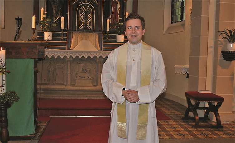 Kaplan Thomsen mit der „Hochzeitsseite“ seiner Stola. privat