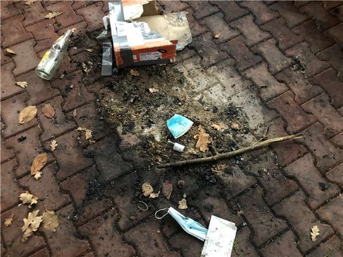 Kaputte Flaschen, Zigarettenkippen und Müllreste.  Foto: privat