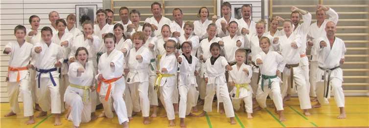 Karate fördert Konzentration, Gelassenheit, Ausdauer, Kraft und Selbstbeherrschung.privat