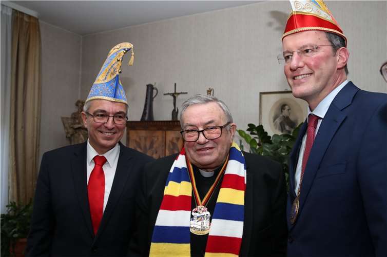 Kardinal Lehmann ist ein würdiger Träger des ersten neuen Fastnachtsordens, befanden Minister Roger Lewentz (re.) und der Mainzer Oberbürgermeister Ebling.