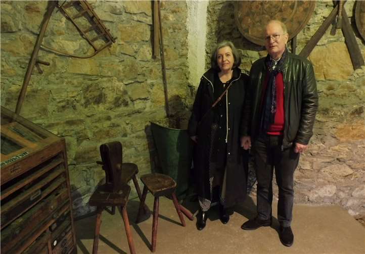 In Erinnerung an den ermordeten jüdischen Mitbürger Hans Levi Karen Wessels und Ehemann bei der Übergabe der Arbeitsgeräte von Hans Levi im Hexenturm. Foto: Bernd Geil/Stadt Lahnstein