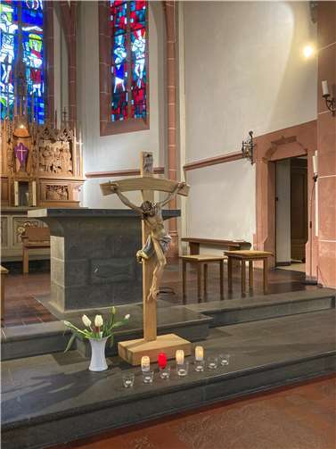 Karfreitag: Liebe und Mitleid drücken sich in Kerzen und Blumen aus.  Fotos: privat