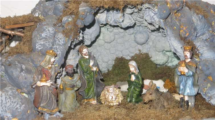 Karg: In einer Höhle kam dieses Jesuskind zur Welt,die drei Könige haben auch hierhin ihren Weg gefunden.