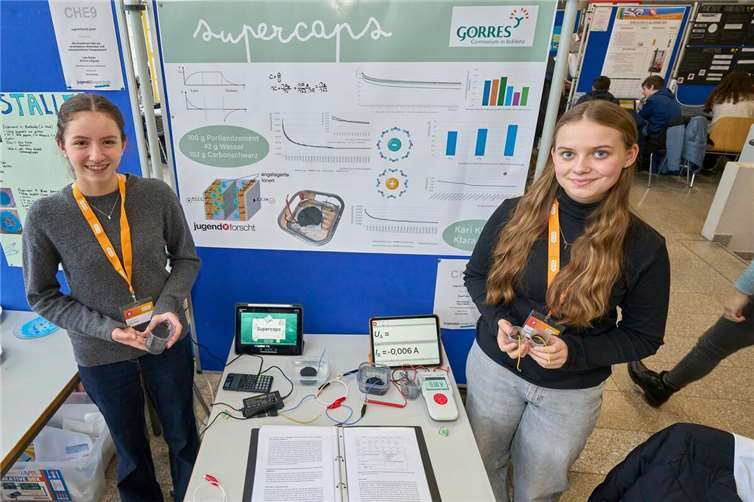 Jugend forscht: Datenbrille und Supercaps überzeugen Kari Kläsen und Klara Weiß beschäftigten sich mit Superkondensatoren als Energiespeicher. Fotos: Sascha Ditscher/evm