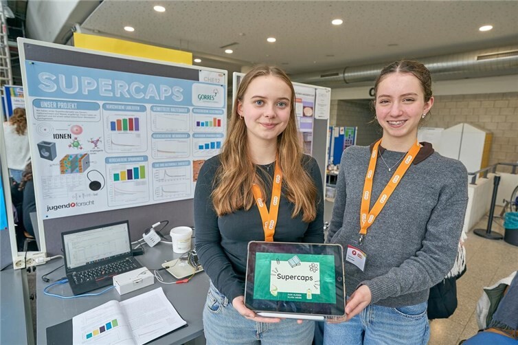 Kari Kläsen und Klara Weiß beschäftigten sich mit Superkondensatoren als Energiespeicher.