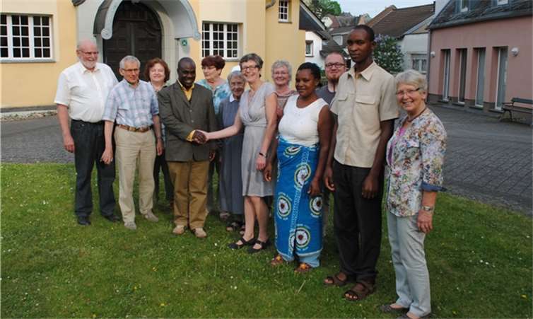 „Karibu sana!“ Mit diesem afrikanischen Willkommensgruß empfingen der Arbeitskreis Mabira und Dekanin Renate Weigel die drei Gäste aus dem Partnerdistrikt im evangelischen Dekanat Nassauer Land. privat