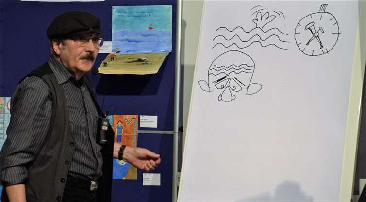 Karikaturist Peter Pusta verriet den Nachwuchskünstlern Zeichen-Tricks.