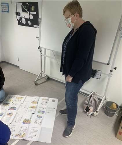 Karin Berens erklärt den Kindern, wie ein Buch ntsteht. Foto: J. Gremmelspacher