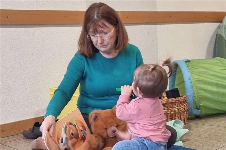 Karin Berßem las den Teilnehmenden aus dem Buch „Bär ist krank!“ vor.Foto: Lisa Heidger