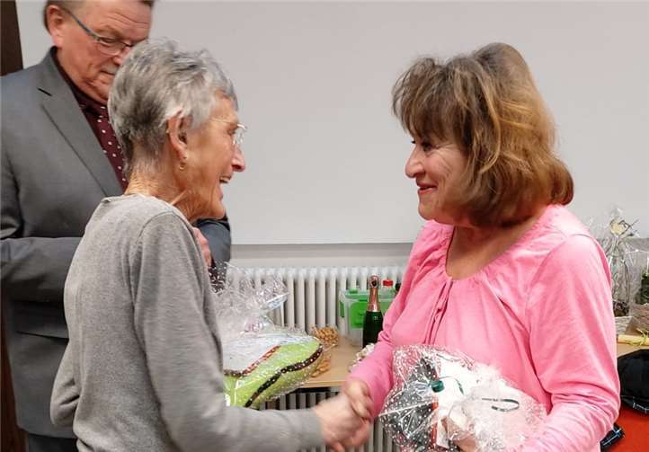 Karin Brennich (r.) verabschiedet die langjährige Leiterin Marlies Golz (l.)Foto: privat
