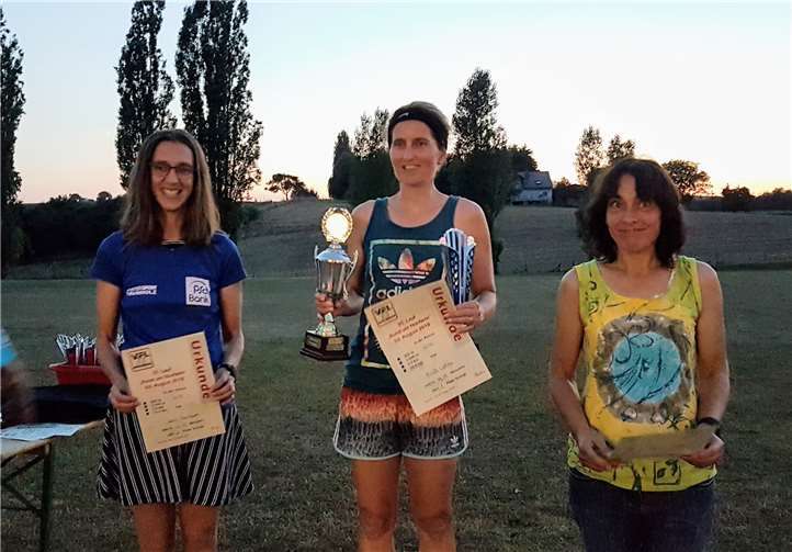 Karin Breslauer (1. v. li.) bei der Siegerehrung in Nochern.