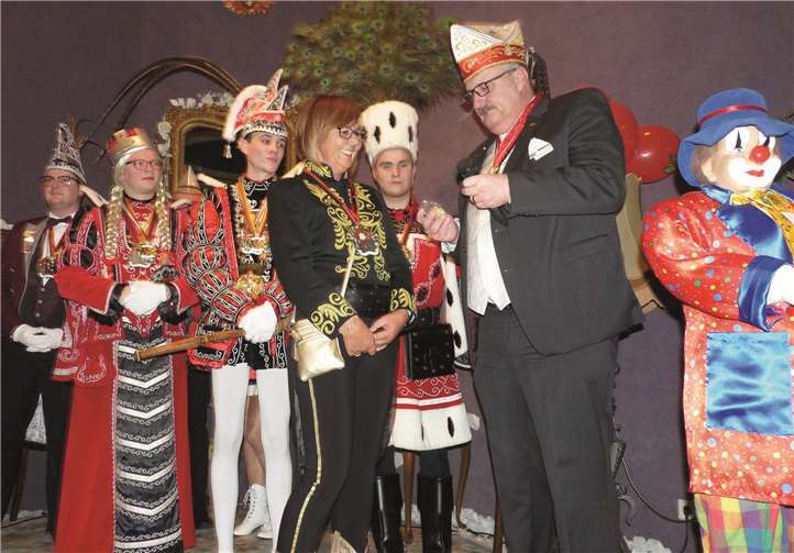 Karin Diensberg, Präsidentin des Komitees für den Veilchendienstagszug, freute sich besonders über den von RKK-Vizepräsident Hermann Wagner überreichten RKK-Orden.