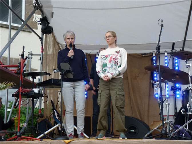 Karin Friele und Ute Voß von der Lebenshilfe Sinzig bedankten sich bei allen Spendern. Foto: HE