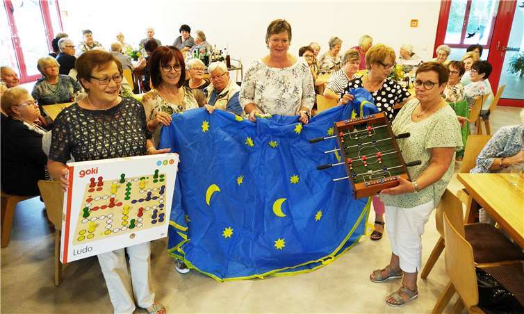 Karin Gschiel (Mitte) und die Mitglieder der Seniorengruppe freuen sich über die finanzielle Unterstützung aus einem Projekt der Raiffeisenregion.Fotos: KER