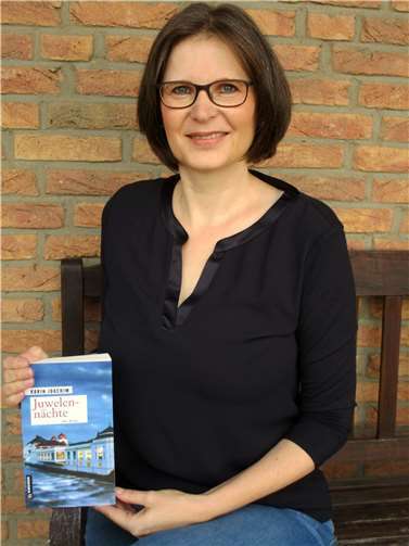 Karin Joachim mit ihrem neuen Buch „Juwelennächte“.Foto: privat
