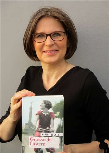 Karin Joachim mit ihrem neuen Werk. Foto: privat