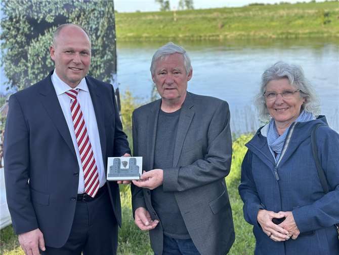 Karin Keelan und Volker Thehos überreichten beim Elbe-Day dem Torgauer Oberbürgermeister Simon einen Originalstein der Brücke von Remage.  Foto: Marc Bors