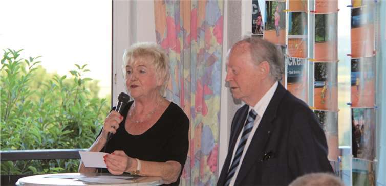 Karin Krempel, 1. Vorsitzende des TC Eich mit Dieter Kamptz , Leiter der Sportentwicklung des Tennisverband Rheinland. privat