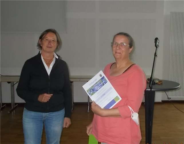 Karin Küsel (links) überreichte der Gewinnerin des Wettbewerbs Hannelore Fries Urkunde und Gutschein.
