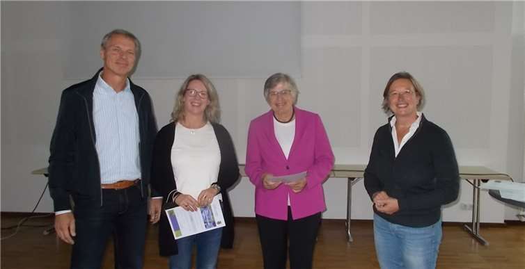 Karin Küsel (rechts) überreichte die Urkunden für die dritten Plätze an Sigrid Wegener (zweite von rechts) sowie an Stefanie Kappus und Heinz Jörg Jonuleit.