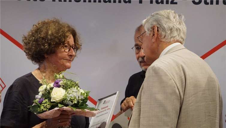 Karin Kuhnen aus Bendorf erhielt den Förderpreisin der Kategorie „Wohlfahrt/Soziales“ überreicht.