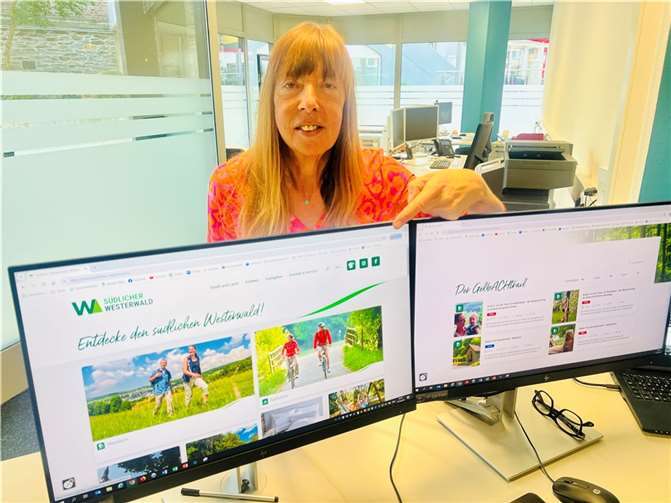 Karin Maas, Leiterin der Tourist-Information Montabaur, freut sich über den neuen Internetauftritt, der für den Nutzer jetzt noch attraktiver, smarter und auch einfacher ist.  Foto: VG Montabaur/Holger Pöritzsch