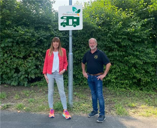 Karin Maas (Tourist-Info Montabaur) und Reiner Becker (Ortsbeirat Bladernheim) freuen sich über das neue Angebot in Montabaur-Bladernheim für Wohnmobilisten.  Foto: VG Montabaur / Andreas Müller
