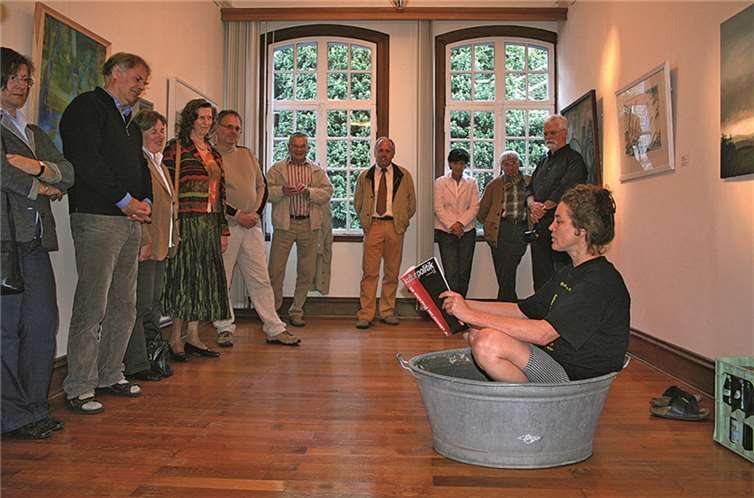 Karin Meiner während ihrer Performance zur Are-Gilde-Ausstellung „Eifelwasser“ 2007 in Monschau. HG