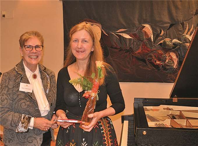 Karin Ostermann (li.) überreicht eine kleine Dankesgabe an Roswitha Lohmer (re.). privat