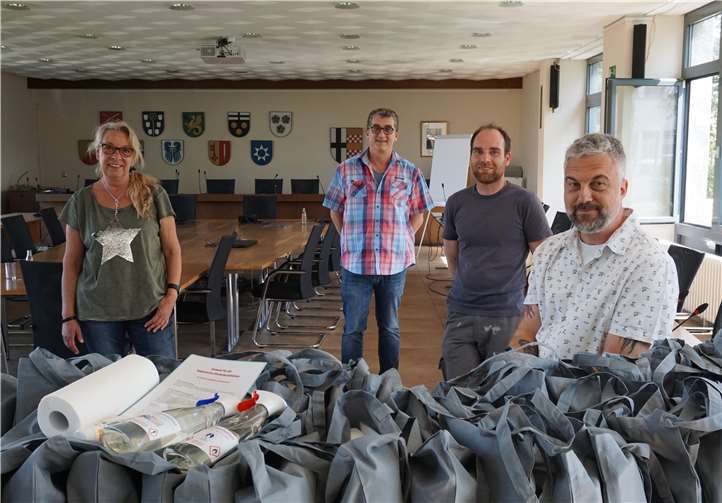 Karin Schmitz, Robert Möser, Patrick Wolber und Thomas Böttcher von der Gemeinde Swisttal haben die Health Packs gepackt. Foto: Gemeinde Swisttal
