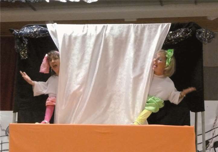 Karin Schrödl und Petra Haase vermochten mit ihrer Darbietung der tanzenden Damen en Saal zum kochen zu bringen.