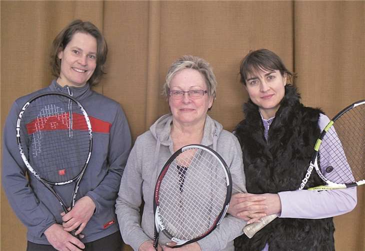 Karin Schuck, Rosi Ohlig und Ilona Koutalas (v.l.) halten sich durch gemeinsames Training fit.privat