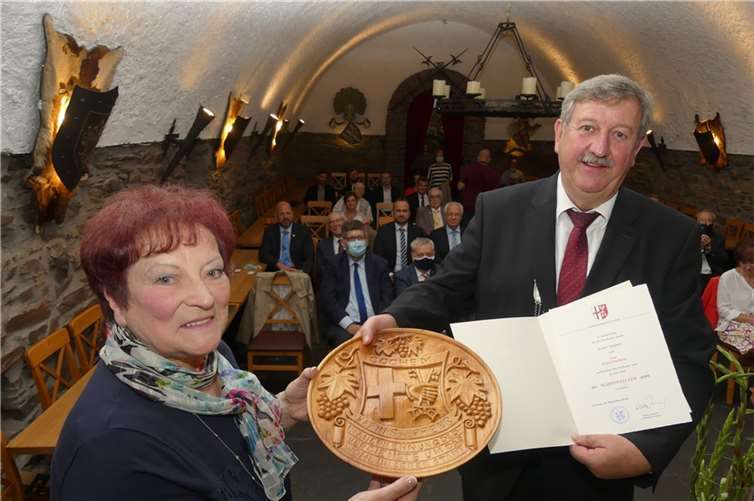 Karin Steffens erhielt für ihr soziales Engagement den Wappenteller der Stadt Cochem. Foto: TE
