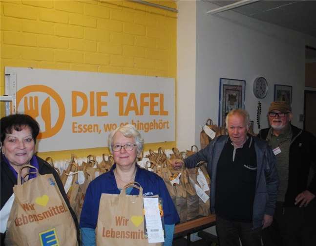 Karin Steffens von der Cochemer Tafel (l.) freut sich über die Lebensmittelspenden, die von Edeka- Mitarbeiterin Christa Becker und Geschäftsinhaber Georg Franzen überreicht wurden. privat