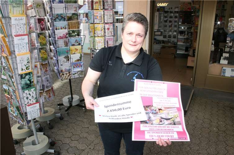 Karin Welsch ist die frisch gewählte Zweite Vorsitzende der Brückengemeinschaft und berichtet stolz über deren Hilfsaktion, von der 2.650.