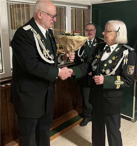 Karin Ziese (li.) wurde für ihre 40-jährige Mitgliedschaft im Verein mit einem Jubelorden ausgezeichnet.  Foto: privat