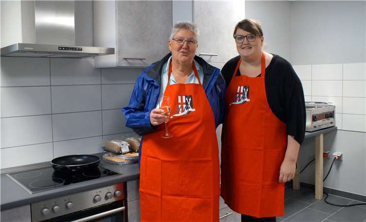 „Durststrecke für den Verein“ endlich vorüber  Karin und Simone Giese in der neueingerichteten Küche des Sportlerheims. Fotos: KH