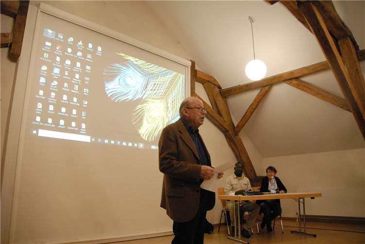 Karl-August Heib vom Dierdorfer Kulturkreis begrüßte die Besucher im Saal der Alten Schule und führte in das Thema ein.