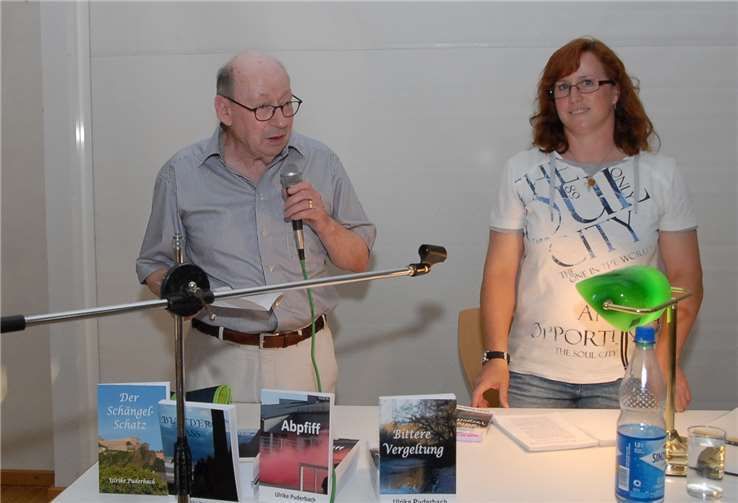 Karl-August Heib vom Kulturkreis Dierdorf stellte die Autorin vorund versprach den Teilnehmern der Lesung einen unvergesslichen Abend.KER