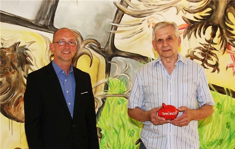 Karl Beschmann (r.) erhält seinen PS-Gewinn von seinem Firmenkundenberater Kai Orth (l.) und wird davon 1.000 Euro an die Tafel in Ahrweiler spenden. Foto: Kreissparkasse Ahrweiler