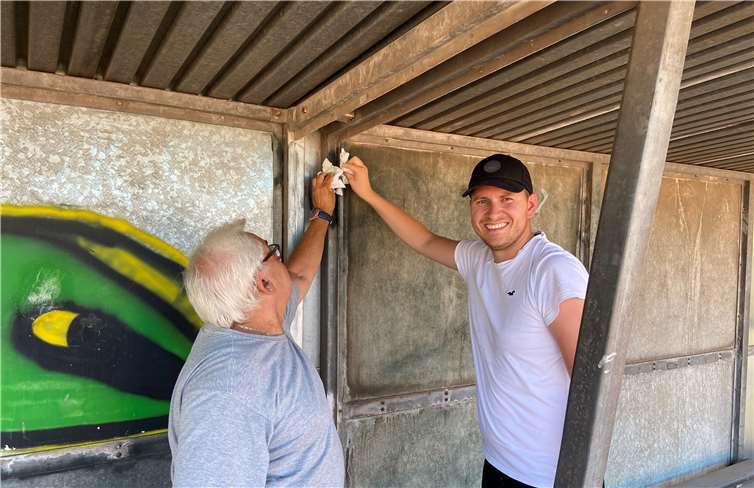 Karl Büchel und Benjamin Kastner ( v. li.) bei der Umweltaktion. Foto: SPD Kruft