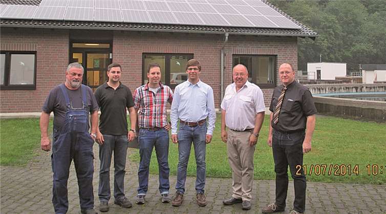Karl-Dieter Ruhland (Abwassermeister), Paul Scheibel (Firma KLE Energie), Alexander Hartmann (Ingenieurbüro AUTEC), Henning Lorang (Firma KLE Energie), Norbert Weiler (Werkleiter) und Bürgermeister Guido Nisius (v.l.) zeigen sich am Betriebsgebäude Kläranlage „Adenauer Bach“ sehr erfreut über die neuerlichen Energieeinsparmaßnahmen.privat