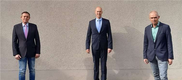 Karl Dumont, stv. Caritasdirektor (links) und Manfred Kappes, stv. Vorsitzender des Caritasverbandes Mosel-Eifel-Hunsrück e. V. (rechts) freuen sich auf die Zusammenarbeit mit dem neuen Caritasdirektor Hubertus Niemann (Mitte).Foto: Caritas