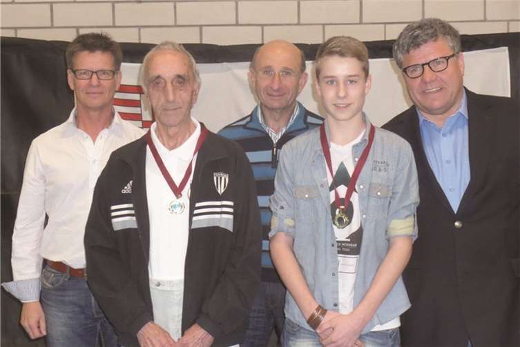 Karl Eiffler (2.v.l.) wurde von Verbandsbürgermeister Michael Mahlert (r.) und Mitgliedern des FV Rheinbrohl geehrt.