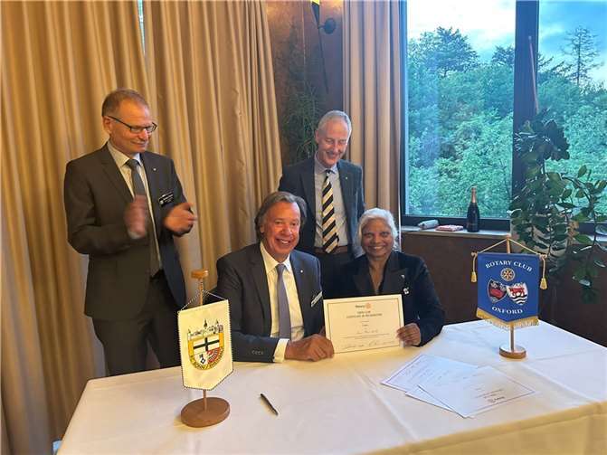 Karl Esser, Präsident des RC Bonn-Rheinbach, und Kalpana Isaac Morris unterzeichnen den Partnerschaftsvertrag, im Hintergrund Bernhard Martin (li.)und David Davidson, die die Vorbereitungen dazu getroffen haben. Foto: K. von der Eltz/RC Bonn-Rheinbach
