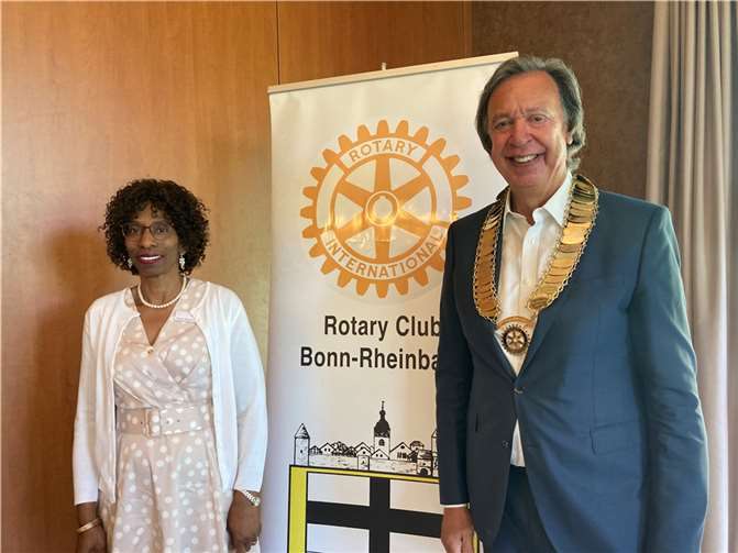 Karl Esser ist neuer Präsident des RC Bonn-Rheinbach. Bei seiner Amtsübernahme konnte er auch die Präsidentin des RC Bonn International, Rosana Desanker, begrüßen.  Foto: Rotary Club Bonn-Rheinbach