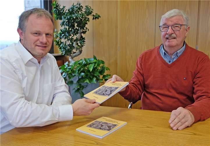 Karl-Fred Becker (r.) präsentierte Oberbürgermeister Jan Einig sein neues Buch. Foto: Stadt Neuwied